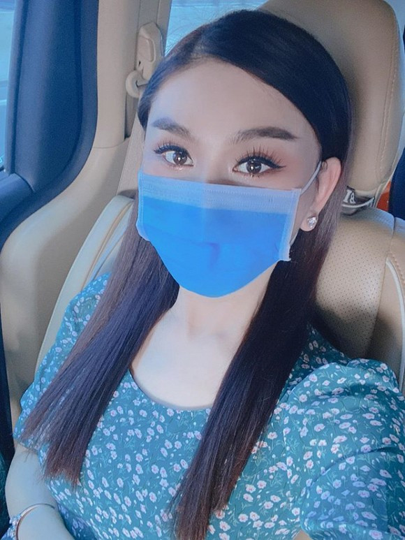 Đang mùa dịch nên Lâm Khánh Chi đeo khẩu trang che kín mặt.