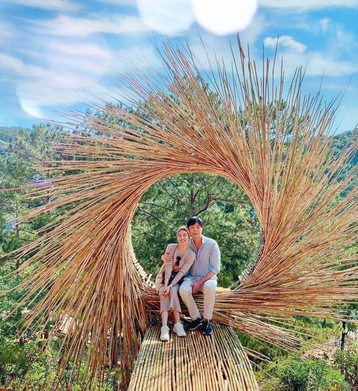 Chính vì tình hình dịch bệnh đang mất kiểm soát trên thế giới nên dự tính này đành lùi lại: "Mẹ của Manny đang sốt hết ruột muốn về liền. Cách ly 14 ngày bà cũng chịu cơ mà giờ không được bay nói gì tới cách ly. Nói chung nguyên họ nhà trai là thua rồi đó, không cách nào về được. Vì vậy mình cũng đành hoãn vô thời hạn tới lúc trời yên bể lặng rồi làm gì làm. Nghĩ cũng buồn nhưng giờ tình thế nó vậy thì sao mà xoay chuyển. May mắn là Manny đang ở Việt Nam".