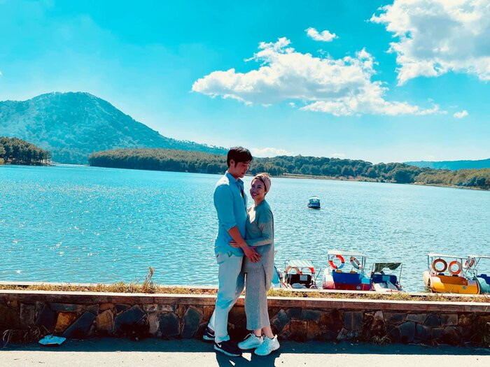 "Nghĩ cũng buồn nhưng giờ tình thế nó vậy thì sao mà xoay chuyển. Thương cô em Á Hậu Hoàng Oanh tới ngày vượt cạn cũng chẳng có chồng ở bên. Đây mỗi người đều có cái khổ riêng trong tình hình này. May mắn là Manny đang ở Việt Nam chứ không cũng toi".