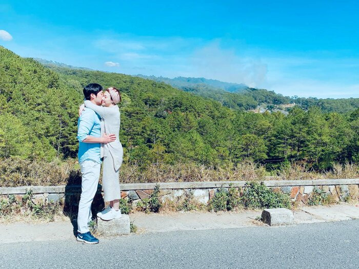 Nghĩ tới hoàn cảnh của mình, Pha Lê cũng có đồng cảm với Á hậu Hoàng Oanh. Hiện tại do tình hình dịch bệnh, ông xã của Hoàng Oanh đang mắc kẹt ở nước ngoài không thể về Việt Nam chăm sóc vợ bầu được. Trong quãng thời gian đó, Hoàng Oanh phải tự chăm lo một mình và có khả năng sẽ phải "lâm bồn" khi không có ông xã bên cạnh.