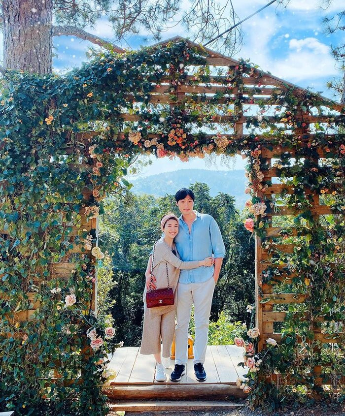 Dấu kín chuyện mang thai vì nhiều lần sảy thai trước đó, phải đợi tới khi em bé được 12 tuần tuổi thì nữ ca sĩ mới quyết định thông báo tin vui tới mọi người. Khi đang mang thai, Pha Lê có tâm lý nhạy cảm hơn bình thường. Biết điều đó, bạn trai người Hàn Quốc lúc nào cũng ở bên để chăm sóc, động viên tinh thần và sẵn sàng vào bếp nấu đồ ăn cho cô.