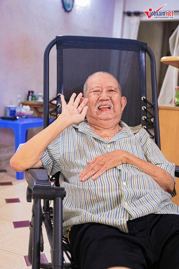 Nghe si Mac Can: Tuoi gia khong vo, benh tat... song nho em gai