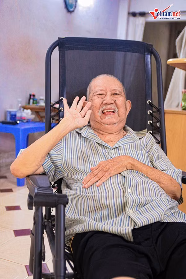 Nghe si Mac Can: Tuoi gia khong vo, benh tat... song nho em gai