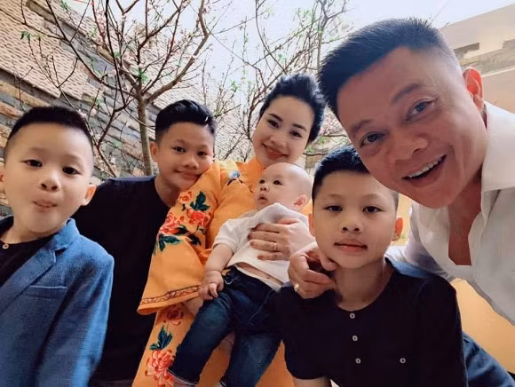  Tổ ấm của BTV Quang Minh bên vợ và bốn con trai.