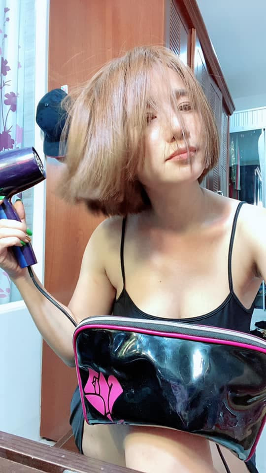 MC Cát Tường khoe mặt mộc tươi trẻ và vòng một khủng ở tuổi 42.