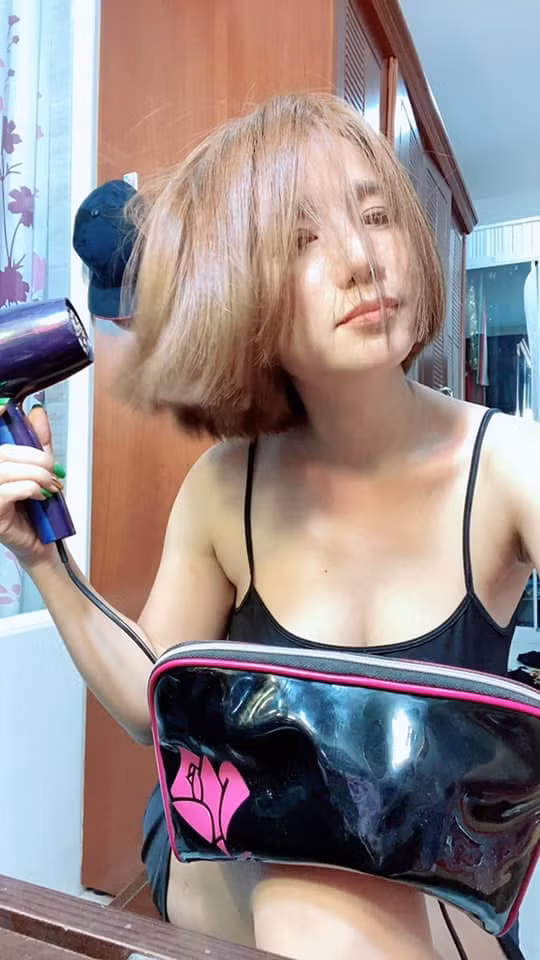 MC Cát Tường khoe mặt mộc tươi trẻ và vòng một khủng ở tuổi 42.