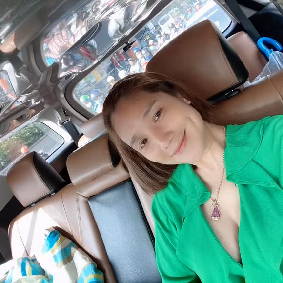 MC Cat Tuong mat moc xinh dep, vong mot lo lo o tuoi 42