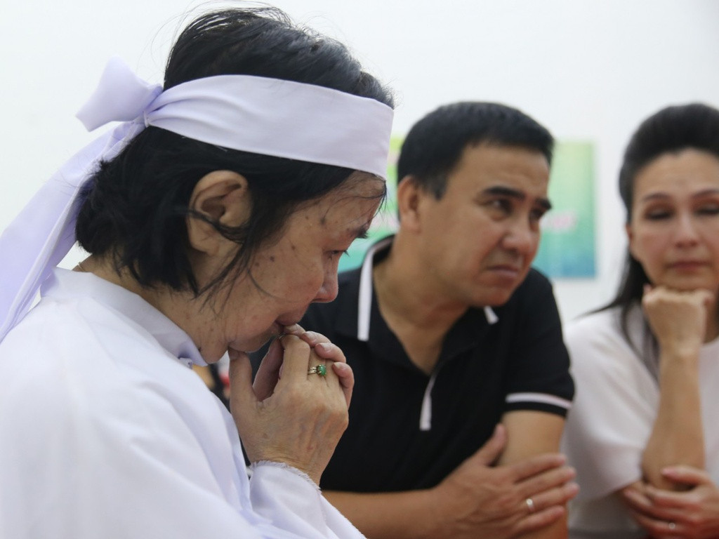 Bà Bích Trâm, vợ cố nghệ sĩ Chánh Tín, lặng đi trước nỗi đau, mất mát lớn. Bà gắn bó với người bạn đời của mình suốt 46 năm. Họ đã cùng nhau đi qua thời tuổi trẻ rực rỡ, trải qua giông bão cuộc đời. Như diễn viên Diễm My chia sẻ bà ngưỡng mộ tình yêu bền bỉ của Chánh Tín và vợ.