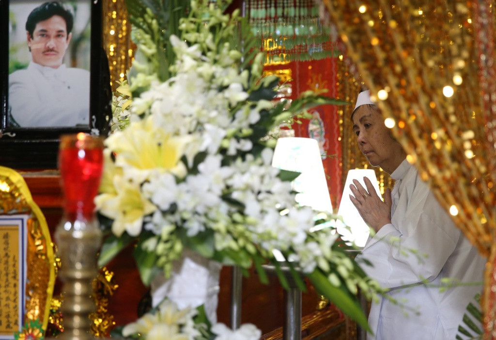 "Càng yêu quý anh Tín, tôi lại càng trân trọng tình cảm của vợ chồng họ, nhất là chị Trâm. Chính tình yêu và sự hy sinh của chị đã giúp hai người luôn hạnh phúc qua gần 50 năm", Diễm My chia sẻ về người anh trong nghề. Tại lễ viếng vào tối 4/1, bạn bè, đồng nghiệp nghẹn ngào khi chứng kiến vợ Chánh Tín gắng gượng lo hậu sự cho chồng.