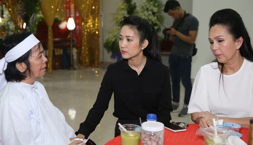 Chia sẻ với Zing.vn, người thân cho biết hiện gia đình đang đợi con trai đầu của diễn viên Chánh Tín từ Canada về. Đến sáng 8/1, linh cữu được đưa đi hỏa táng ở nghĩa trang Đa Phước, quận 8, TP.HCM.