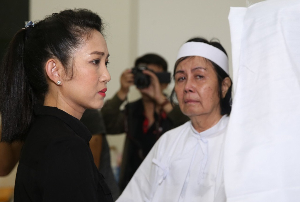 Diễn viên Thanh Thúy cũng có mặt sớm tại nhà riêng của nghệ sĩ Chánh Tín. Cô nén khóc để động viên vợ cố diễn viên giữ sức khỏe, vượt qua nỗi đau lớn.