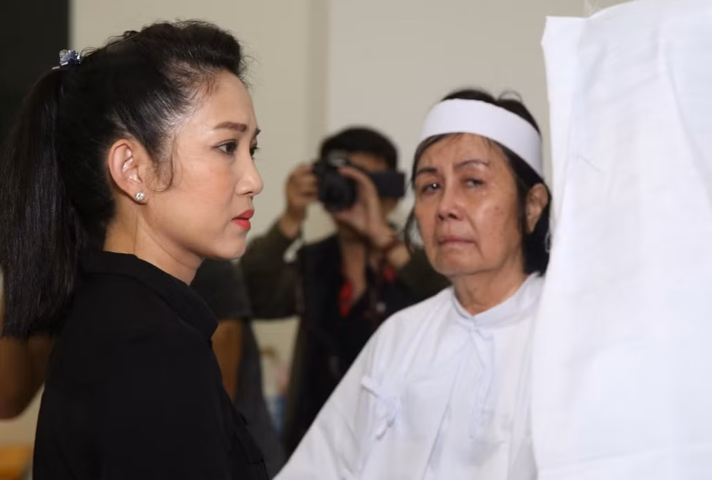 Diễn viên Thanh Thúy cũng có mặt sớm tại nhà riêng của nghệ sĩ Chánh Tín. Cô nén khóc để động viên vợ cố diễn viên giữ sức khỏe, vượt qua nỗi đau lớn.