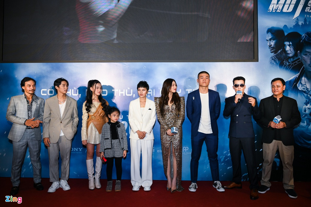 Dàn diễn viên của phim giao lưu với khán giả.