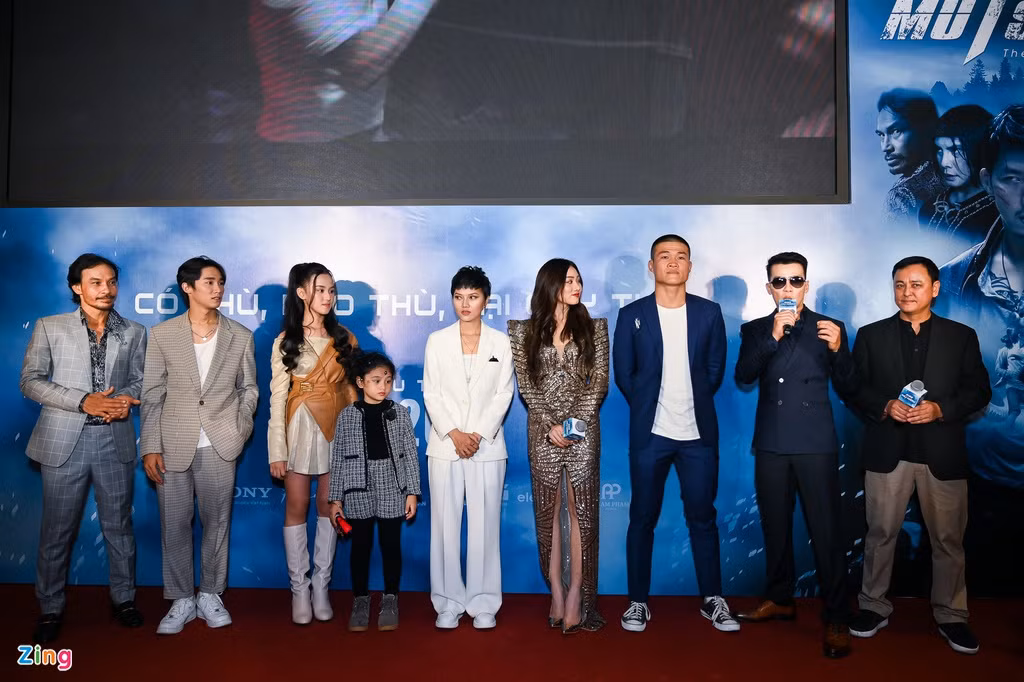 Dàn diễn viên của phim giao lưu với khán giả.