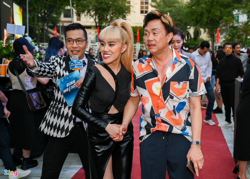 Diễn viên hài Chí Tài đến ủng hộ phim đàn em. Theo anh, giai đoạn này các rạp phim đều gặp khó khăn khi lượng người xem giảm sút. Vì vậy, mỗi bộ phim ra mắt đều chấp nhận đối diện với mạo hiểm.