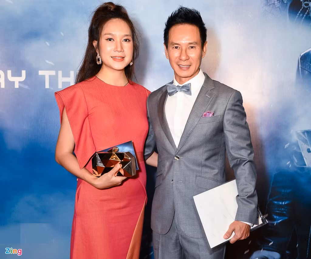 Lý Hải và Minh Hà tình cảm bên nhau. Mới đây, bà xã Lý Hải vướng nghi vấn mang thai lần thứ 5 khi lộ vòng hai lớn. Tuy nhiên, cô khẳng định chưa có ý định sinh thêm con.