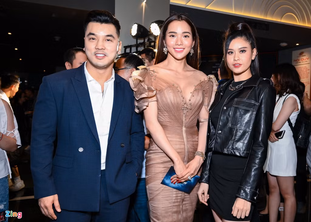 Kim Cương diện đầm khoét cổ sâu đi xem phim cùng ông xã Ưng Hoàng Phúc. Thời gian qua, cả hai liên tục sản xuất nhiều web drama. Và việc xem phim với cặp nghệ sĩ là cách để họ học hỏi và trau dồi nghề diễn.