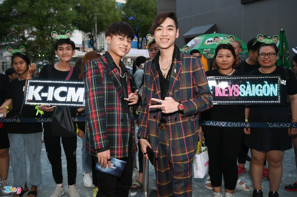 K-ICM và bạn đồng hành mới của anh - nam ca sĩ, rapper APJ cùng mặc vest kẻ đi xem phim. Nhà sản xuất 21 tuổi tổ chức sinh nhật vào cuối tuần qua. Đêm nhạc của K-ICM cùng các "gà chiến" và bạn bè được khán giả đón nhận.