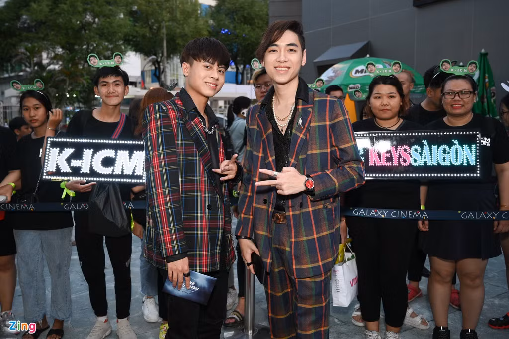 K-ICM và bạn đồng hành mới của anh - nam ca sĩ, rapper APJ cùng mặc vest kẻ đi xem phim. Nhà sản xuất 21 tuổi tổ chức sinh nhật vào cuối tuần qua. Đêm nhạc của K-ICM cùng các "gà chiến" và bạn bè được khán giả đón nhận.