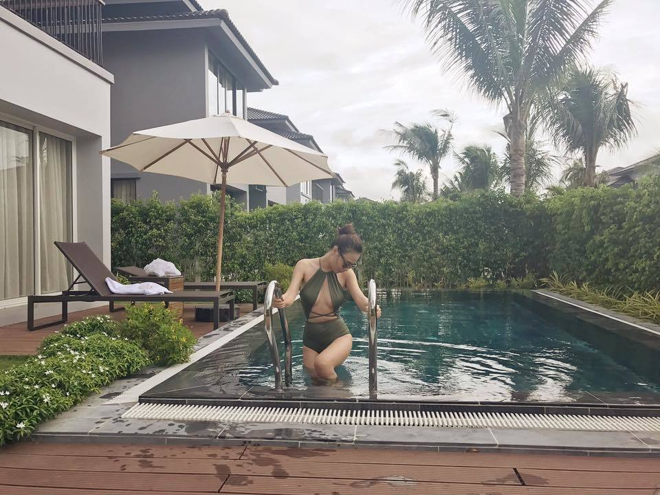 Vòng eo con kiến cũng là một trong những điểm cộng của cô khi mặc bikini.