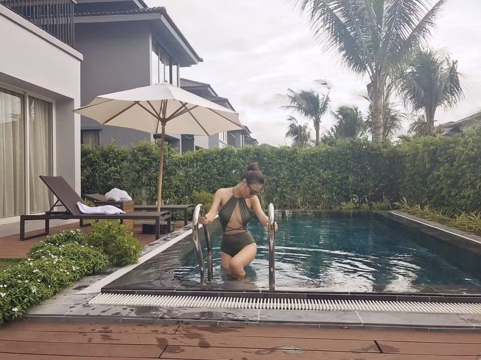 Vòng eo con kiến cũng là một trong những điểm cộng của cô khi mặc bikini.