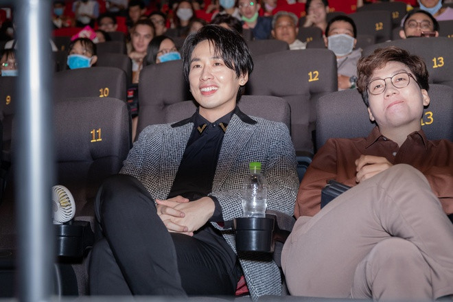 Tuấn Trần đóng một vai trong phim. Thời gian qua, nam diễn viên hoạt động nghệ thuật tương đối sôi nổi, anh chăm chỉ đóng phim, tham gia game show, web drama.