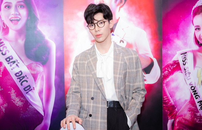 Erik đến ủng hộ đồng nghiệp ra mắt sản phẩm. Anh và Hương Giang có mối quan hệ thân thiết. Thời gian qua, Erik chưa có sản phẩm âm nhạc mới.