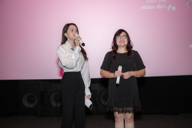 Hương Giang cho biết Sắc đẹp dối trá là phim đầu tiên có đóng vai nữ chính. Cô thừa nhận bản thân không phải diễn viên chuyên nghiệp do vậy mong mọi người "nhẹ tay" trong đánh giá. Nữ ca sĩ vừa ra mắt Tặng anh cho cô ấy. MV được ghi nhận về thành tích lượt xem, nội dung kịch tính nhưng giọng hát Hương Giang không cải thiện sau nhiều năm.