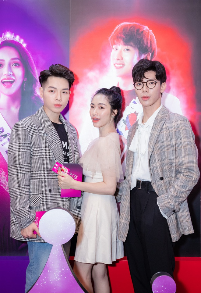 Giọng ca Có tất cả những thiếu anh hội ngộ với "gia đình hoa dâm bụt" với Hòa Minzy và Đức Phúc. Trong đó, Đức Phúc vừa ra MV mới với tên Hơn cả yêu. Sản phẩm đang nhận được nhiều phản hồi tích cực.