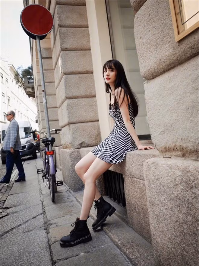 Do thường xuyên nhận đóng phim, nhận hợp đồng quảng cáo đắt giá, hiện tại, cô sở hữu khối tài sản đến 600 triệu USD.