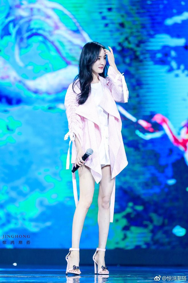 Ngoài việc nổi tiếng với việc sở hữu đôi chân dài, Dương Mịch còn được mệnh danh là "nữ vương mang hàng" của Trung Quốc. Bởi, bất kỳ món đồ nào do Dương Mịch sử dụng đều cháy hàng nhanh chóng.