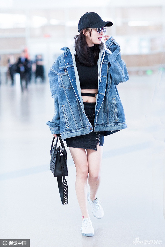 Tại Trung Quốc, Dương Mịch là người đẹp được mệnh danh sở hữu đôi chân đáng mơ ước. Vì vậy, cô thích diện váy ngắn khoe chân dài.