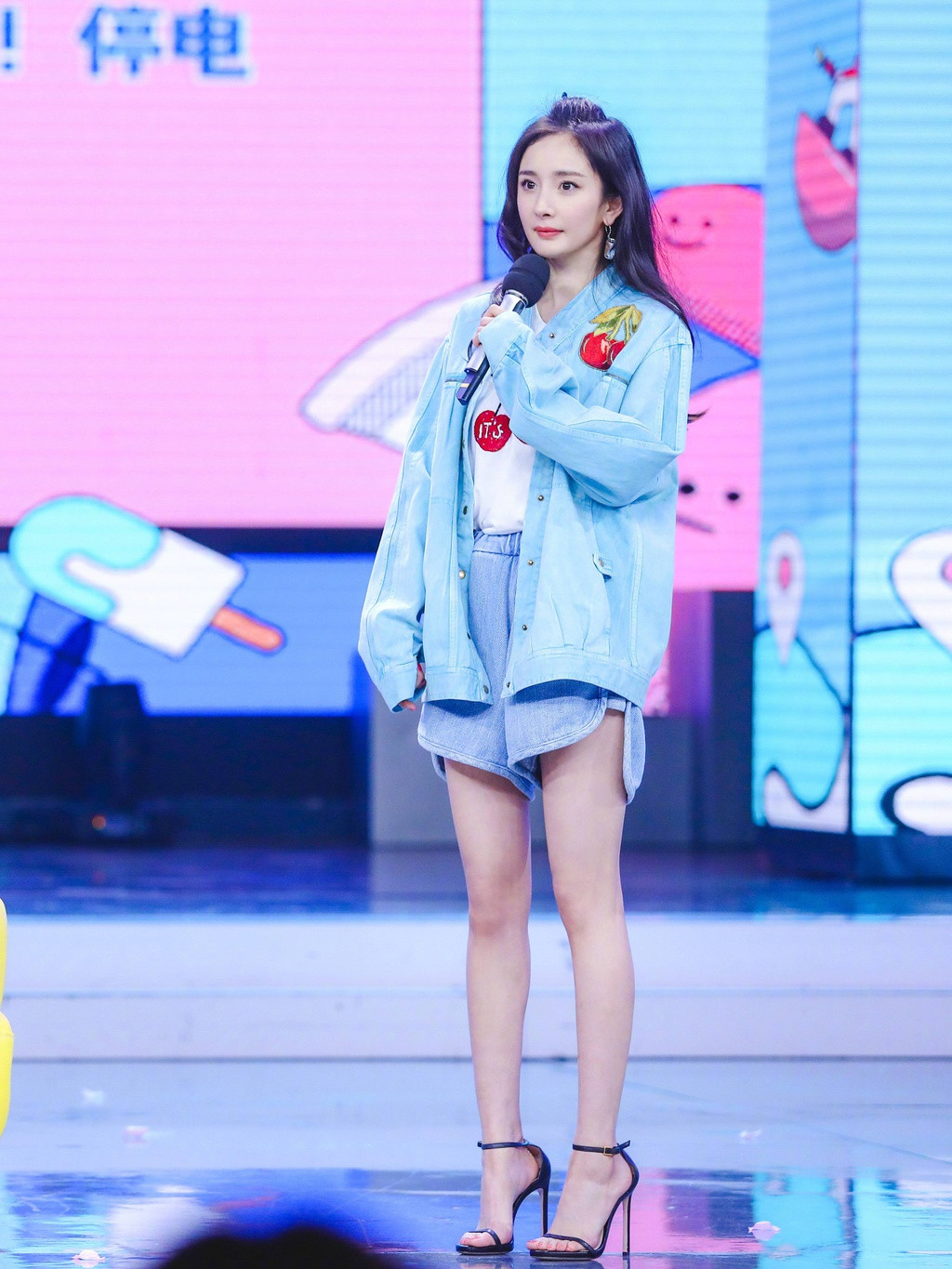 Cuối tháng 4, tham gia một buổi livestream bán hàng, vợ cũ Lưu Khải Uy nhanh chóng bán được 40.000 đôi giày trong một giây và 90.000 sản phẩm trong chưa đầy một phút.