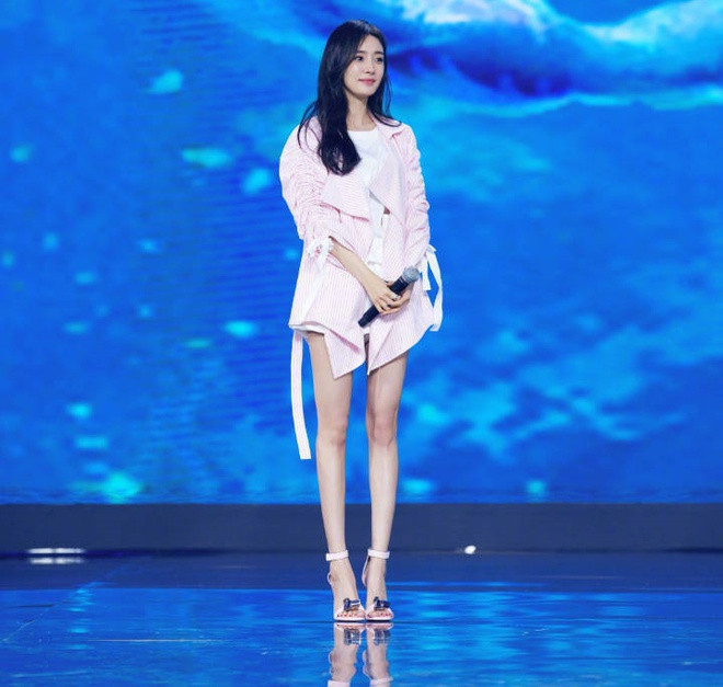 Những khi không đóng phim, Dương Mịch thích mặc trang phục đơn giản, dễ vận động. Hình ảnh quen thuộc của nàng Quách Tương là quần short ngắn hoặc những bộ váy khoe chân.