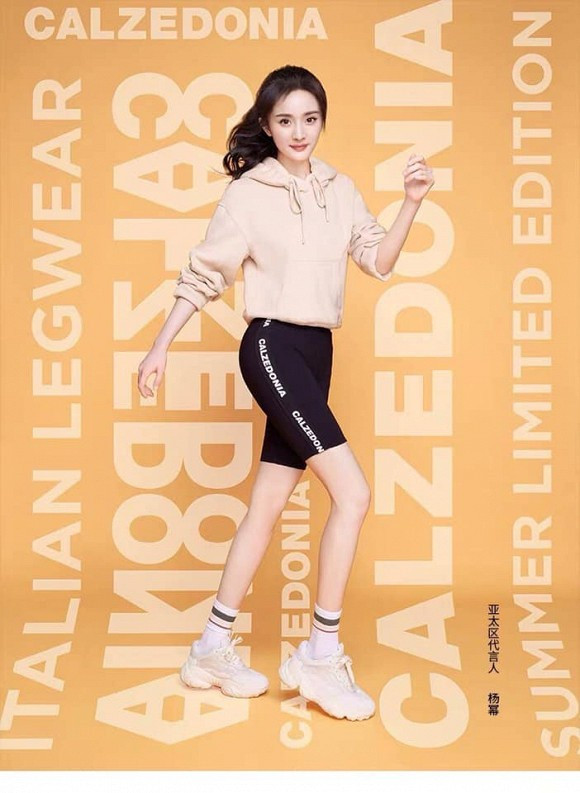 Với vóc dáng thon gầy, nặng chỉ 45 kg nên dù cao 1,68 m, người đẹp trông thon thả, nhỏ bé khi đứng cạnh người khác. Hiện tại, có tin đồn Dương Mịch hẹn hò cùng diễn viên trẻ Ngụy Đại Huân. Không ít lần, báo chí bắt gặp Dương Mịch đến Thượng Hải thăm bạn trai.