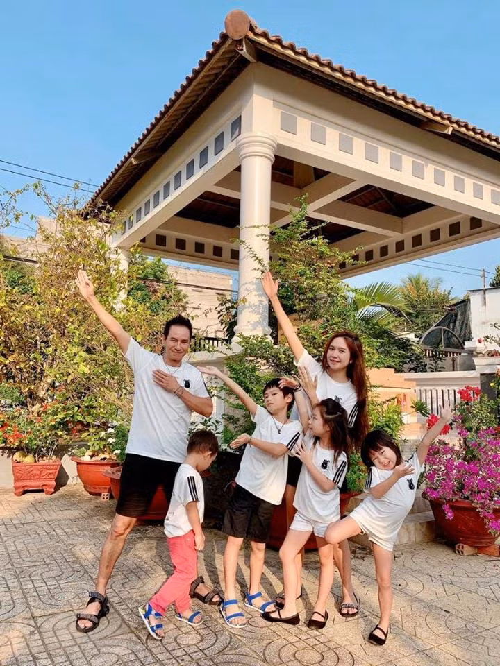 Trên trang cá nhân, vợ chồng Lý Hải - Minh Hà vừa khoe loạt ảnh đưa các con về quê tảo mộ, thăm người thân họ hàng ở Mỹ Tho, Tiền Giang.