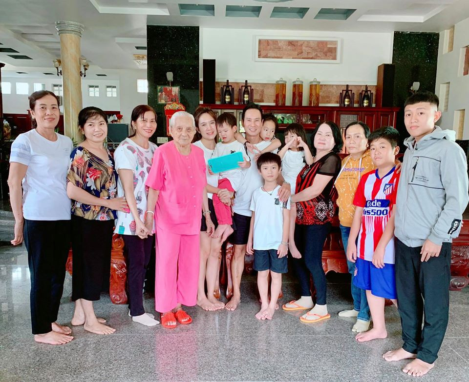 Vợ chồng Lý Hải - Minh Hà và các con chụp ảnh cùng những người thân trong gia đình.
