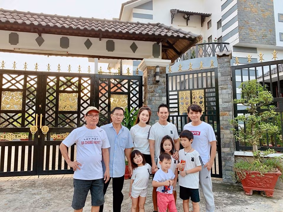 Lý Hải hiện gây bão khi trình làng phần 5 của sêri "Lật mặt" với tên gọi "Lật mặt: 48H". Bộ phim dự kiến công chiếu vào dịp 30/4/2020.