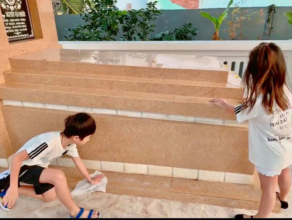 Các nhóc tì nhà Lý Hải hào hứng theo chân bố.