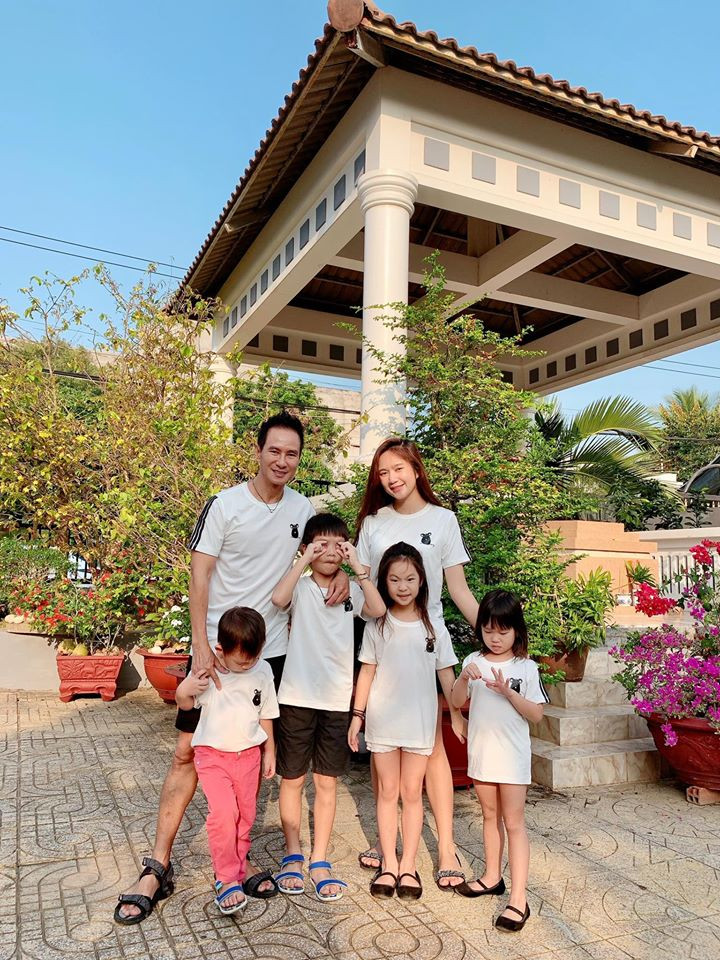 Lý Hải - Minh Hà có 4 người con, 2 trai, 2 gái: Rio, Cherry, Sunny và Mio.