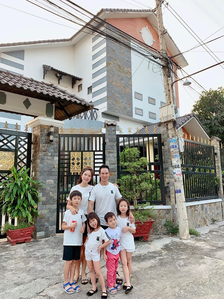 Cặp vợ chồng nổi tiếng chụp ảnh nhí nhảnh cùng 4 nhóc tì.