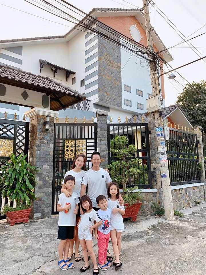 Cặp vợ chồng nổi tiếng chụp ảnh nhí nhảnh cùng 4 nhóc tì.