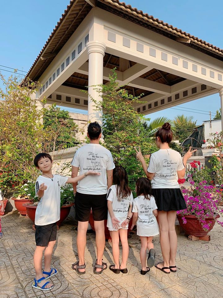 Trong chuyến về quê ngày giáp Tết, cả gia đình Lý Hải cùng mặc áo phông trắng giống nhau với dòng chữ phía sau: "Tất cả kho báu trên trái đất không thể nào sánh bằng hạnh phúc gia đình".