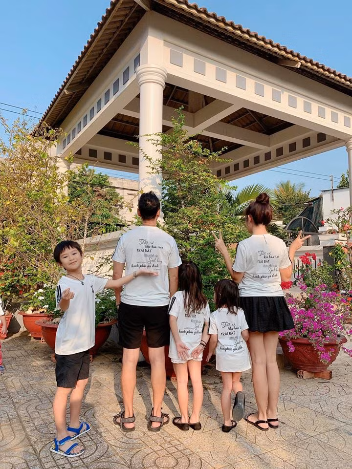 Trong chuyến về quê ngày giáp Tết, cả gia đình Lý Hải cùng mặc áo phông trắng giống nhau với dòng chữ phía sau: "Tất cả kho báu trên trái đất không thể nào sánh bằng hạnh phúc gia đình".