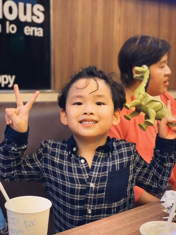 Tuy nhiên, tiệc sinh nhật của bé Noah thiếu vắng sự góp mặt của bố ruột.