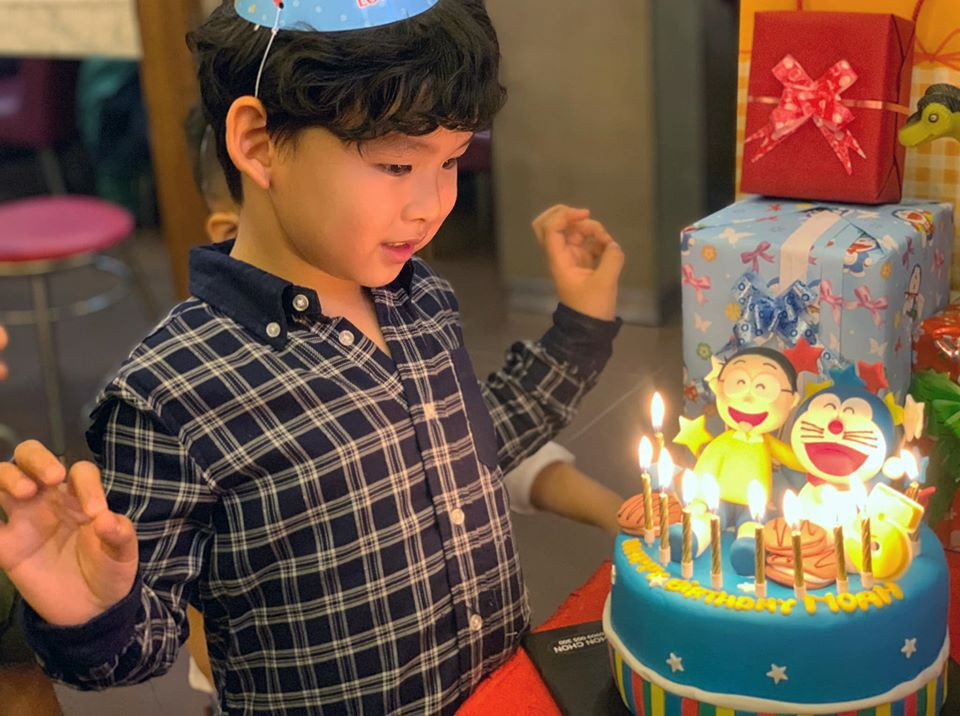 "Rồi thì bao vất vả, biến cố, con đều cùng mẹ vượt qua, nói đúng con là chỗ dựa cho mẹ vượt qua. Con là bạn để mẹ tâm sự, khóc cùng và hỏi xin ý kiến bất chấp con chỉ mới 1-2 tháng tuổi hay chưa biết nói hay mới bập bẹ. Con mang niềm vui và bao sức lực giúp mẹ thoát khỏi bóng tối trong chính mình... Con giúp mẹ duy trì sự sống...", Diễm Hương viết.