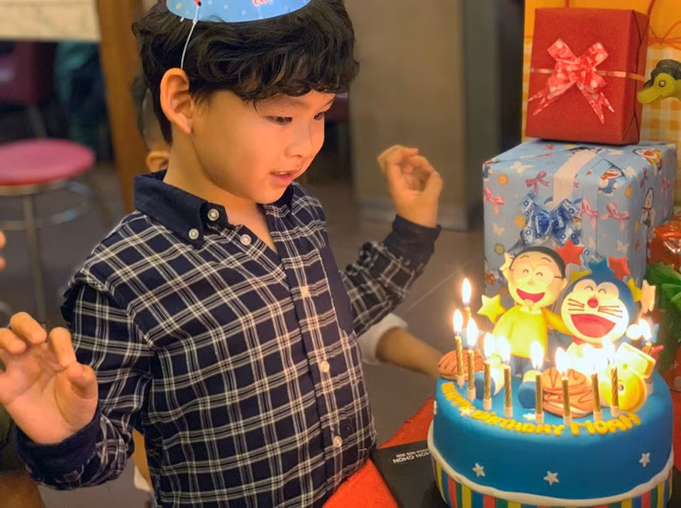 "Rồi thì bao vất vả, biến cố, con đều cùng mẹ vượt qua, nói đúng con là chỗ dựa cho mẹ vượt qua. Con là bạn để mẹ tâm sự, khóc cùng và hỏi xin ý kiến bất chấp con chỉ mới 1-2 tháng tuổi hay chưa biết nói hay mới bập bẹ. Con mang niềm vui và bao sức lực giúp mẹ thoát khỏi bóng tối trong chính mình... Con giúp mẹ duy trì sự sống...", Diễm Hương viết.