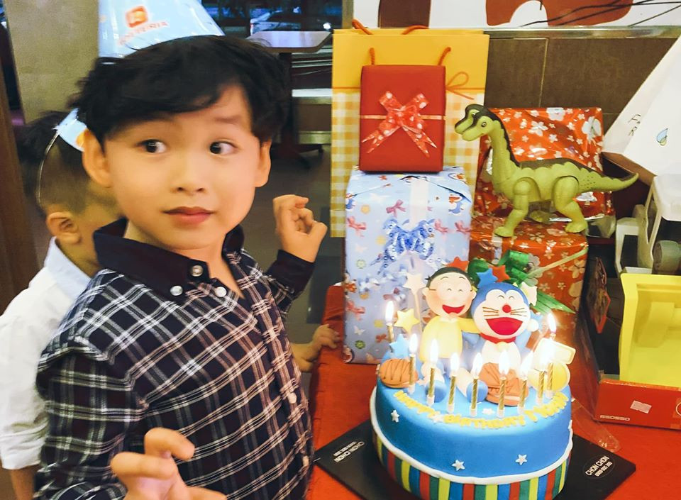 Ở cuộc hôn nhân lần 2, những tưởng Diễm Hương sẽ hạnh phúc viên mãn, tuy nhiên gần đây rộ tin đồn Diễm Hương ly hôn. Đối mặt với thông tin tan vỡ, Diễm Hương và chồng đều chọn cách im lặng.