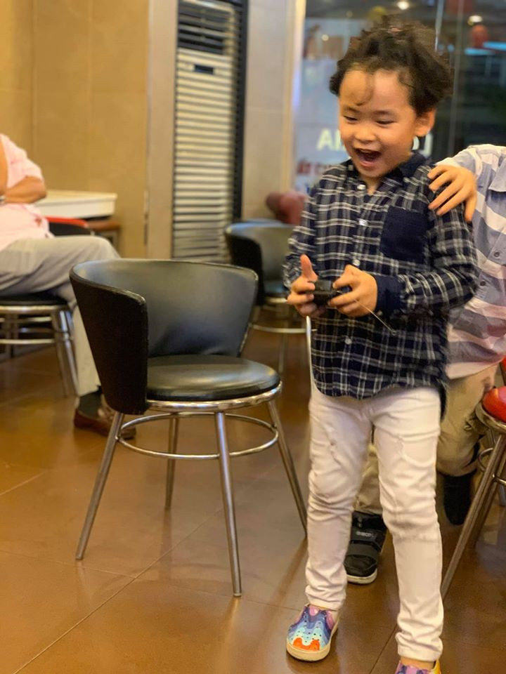 Bé Noah là trái ngọt cuộc hôn nhân của Diễm Hương và ông xã Quang Huy. Trước đó nàng hậu đã trải qua một lần đò với một đại gia bất động sản.