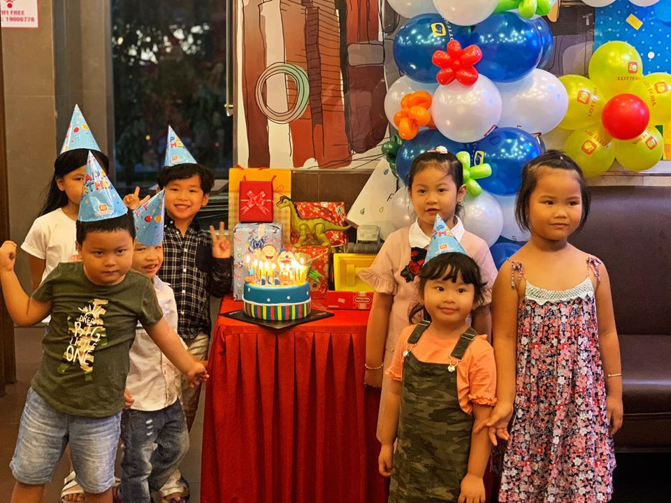 Cùng với loạt ảnh sinh nhật con trai, Diễm Hương cũng chia sẻ xúc động về tình mẫu tử dành cho con.